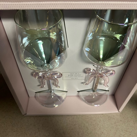 Cupcakes and Cashmere set of bow wine glasses NWT - Picture 2 of 3